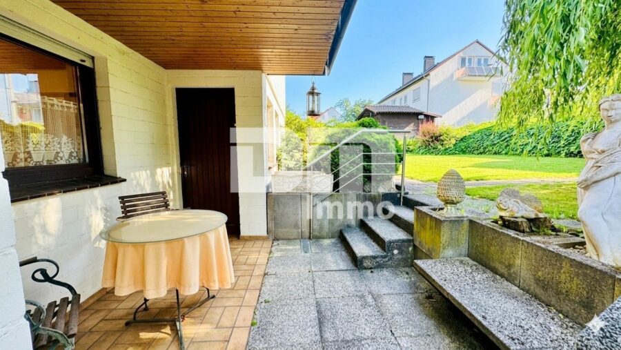 Großzügiges Einfamilienhaus in begehrter Lage mit Balkonen und Traumgarten + Terrasse - Souterrain Terrasse / Zugang Garten